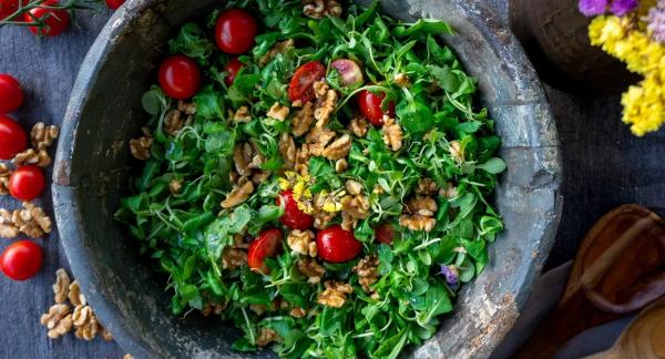 10 летних салатов для легкости и радости: рецепты с КБЖУ 