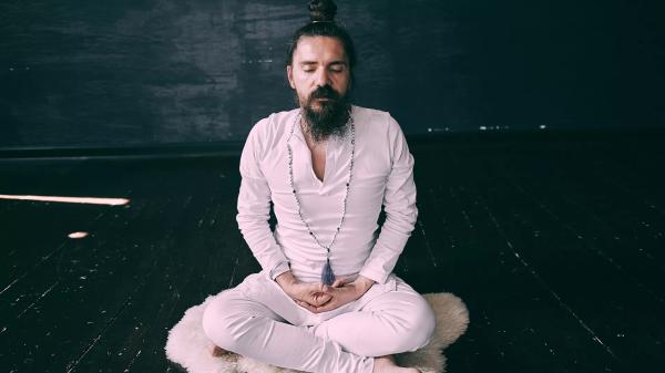 Премьера Живи: «11 лунных женских центров. Кундалини-йога с Алексеем Меркуловым» с 9 июля