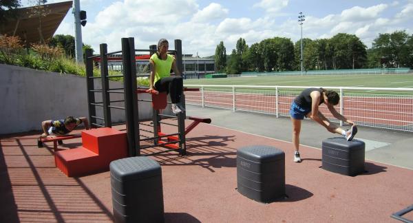 Круговая тренировка на турнике и брусьях: комплекс упражнений для начинающих и продвинутых (видео)