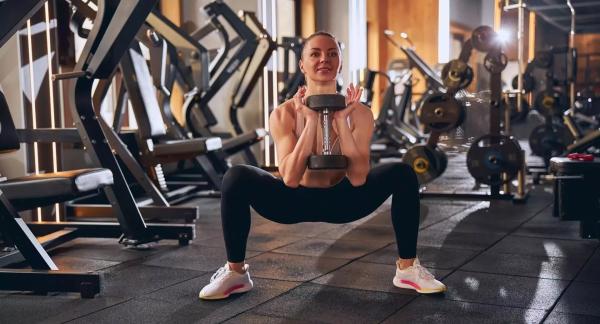 10 видов приседаний, которые помогут подтянуть живот, талию и ягодицы и разнообразят ваши тренировки 