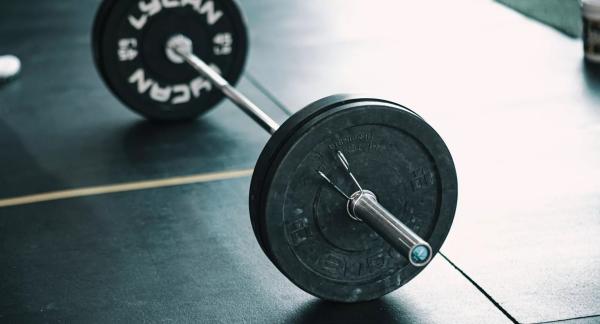 Как правильно делать приседания со штангой: техника и варианты упражнения