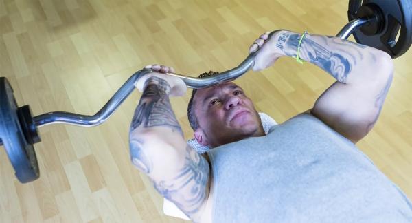 Французский жим: техника выполнения и советы тренера (видео)