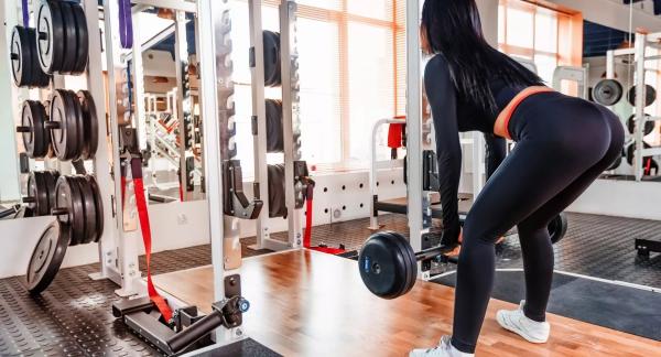 Силовая тренировка для женщин: тренировочный план и лучшие упражнения