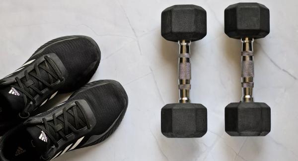 Разведение гантелей в стороны: техника выполнения и лучшие варианты (видео) Разведение гантелей в стороны: техника выполнения и лучшие варианты (видео)