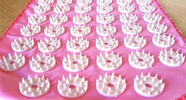 Йога на гвоздях: польза и вред доски садху для здоровья