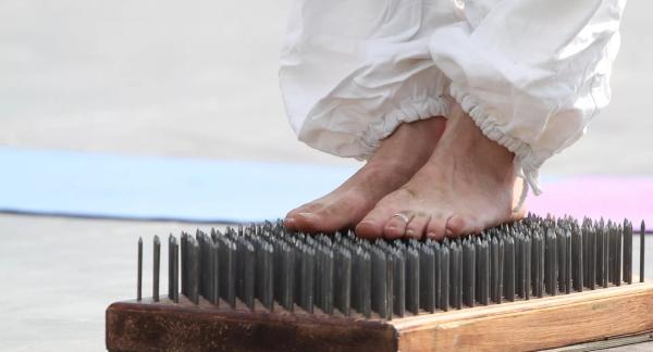 Йога на гвоздях: польза и вред доски садху для здоровья