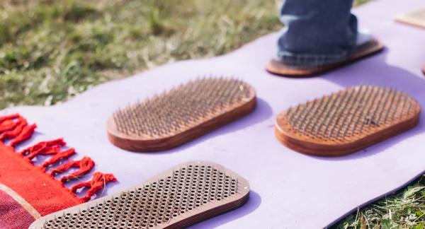 Йога на гвоздях: польза и вред доски садху для здоровья