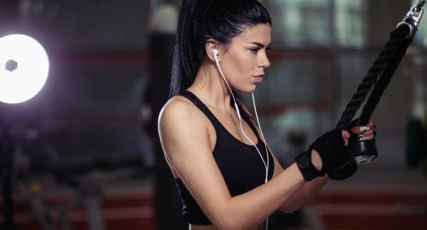 Упражнения на пресс стоя: как прокачать мышцы без коврика и скручиваний