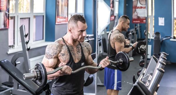 Приседания с гантелями: польза упражнения и техника выполнения