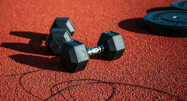 Приседания с гантелями: польза упражнения и техника выполнения