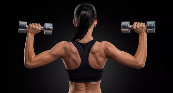 Жим гантелей стоя: польза упражнения и техника выполнения