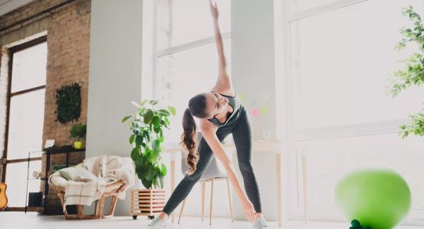 Упражнения на пресс стоя: как прокачать мышцы без коврика и скручиваний